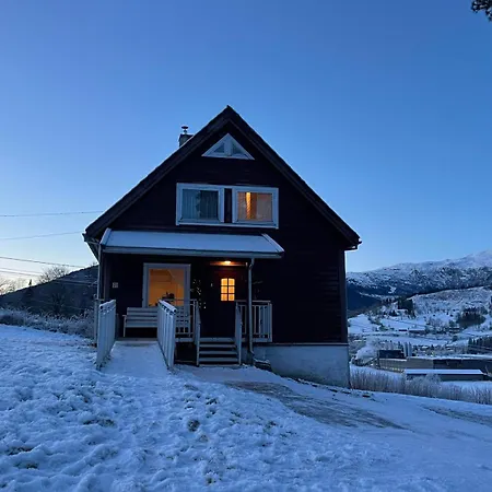 Family Retreat With Playroom & Views